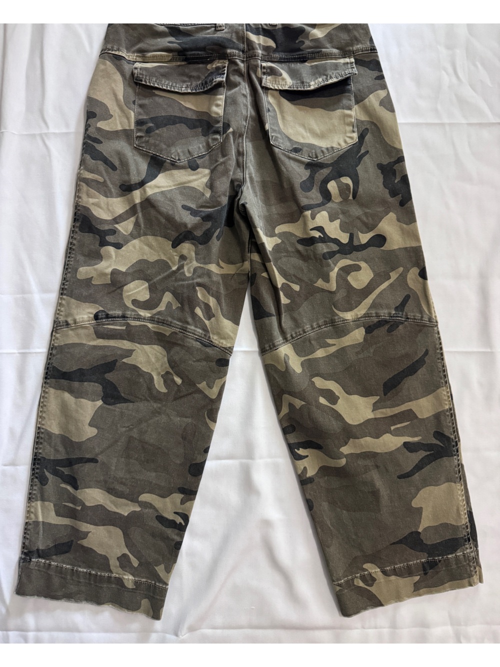 KUT from the Kloth Ashton High rise Wide Leg Barrel, Camo in Olive Size 8 EUC - Picture 4 of 7